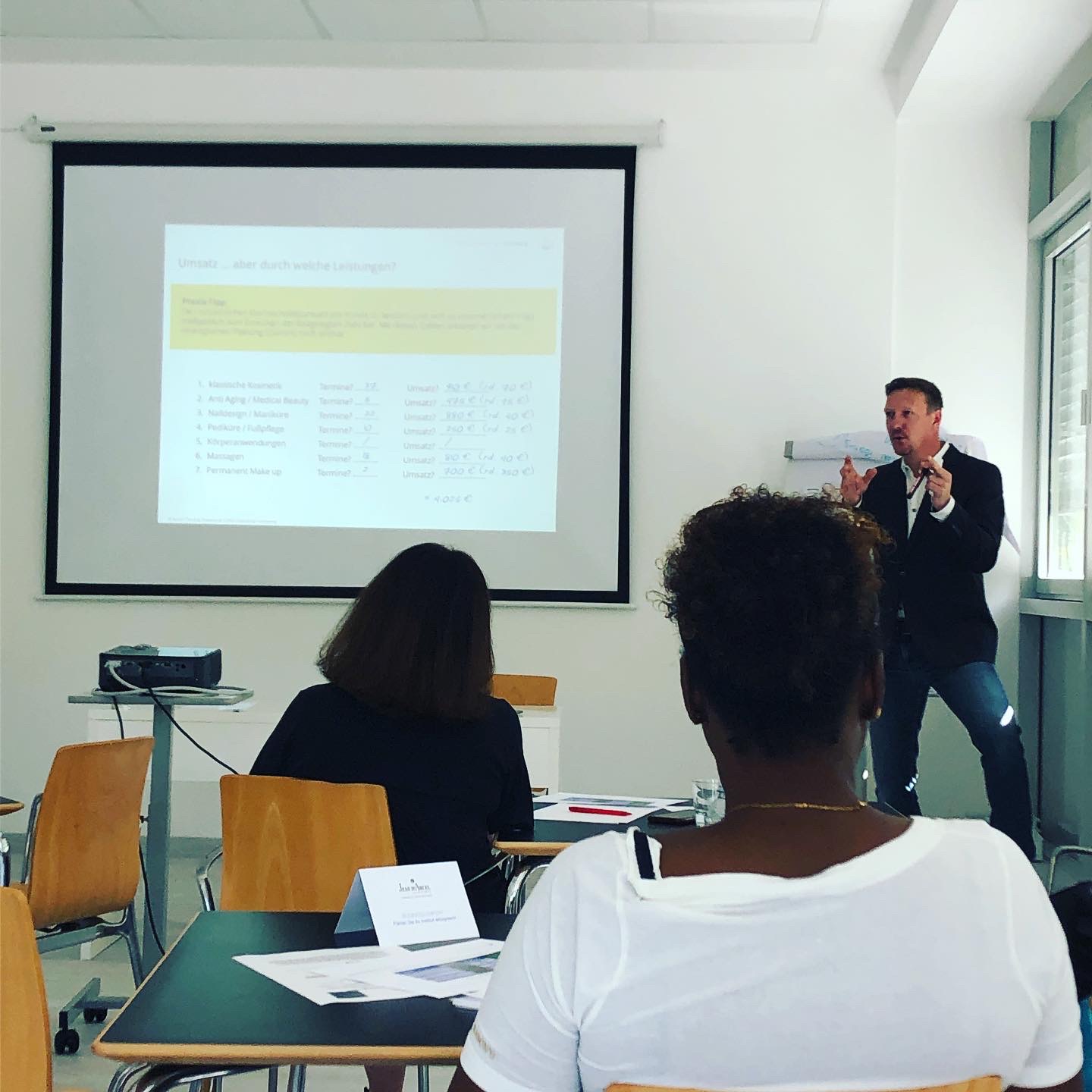 Thomas Pretschner vermittelt Seminarwissen in einer kleinen Teilnehmergruppe.